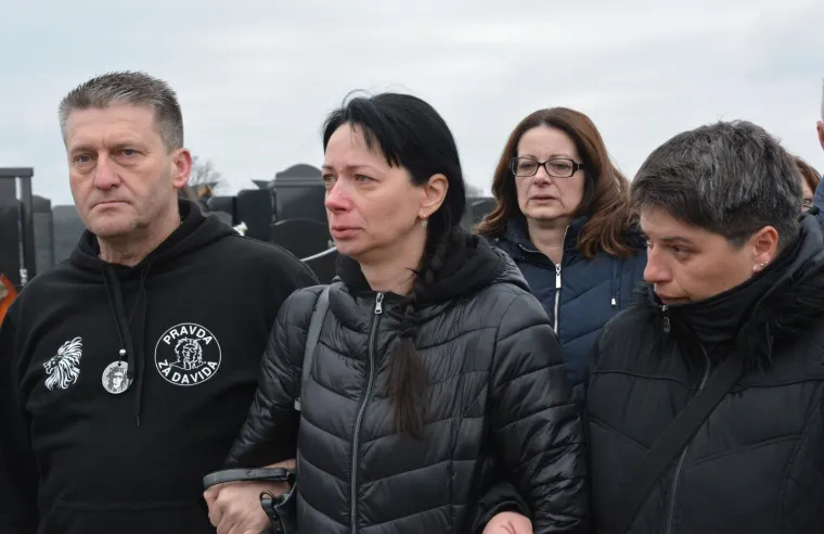 Ekshumirano tijelo Davida Dragičevića, majka jedva stajala na nogama: 'Ne znam kako ću ovo preživjeti'
