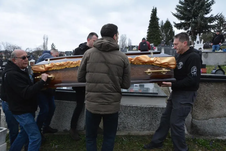 Ekshumirano tijelo Davida Dragičevića, majka jedva stajala na nogama: 'Ne znam kako ću ovo preživjeti'