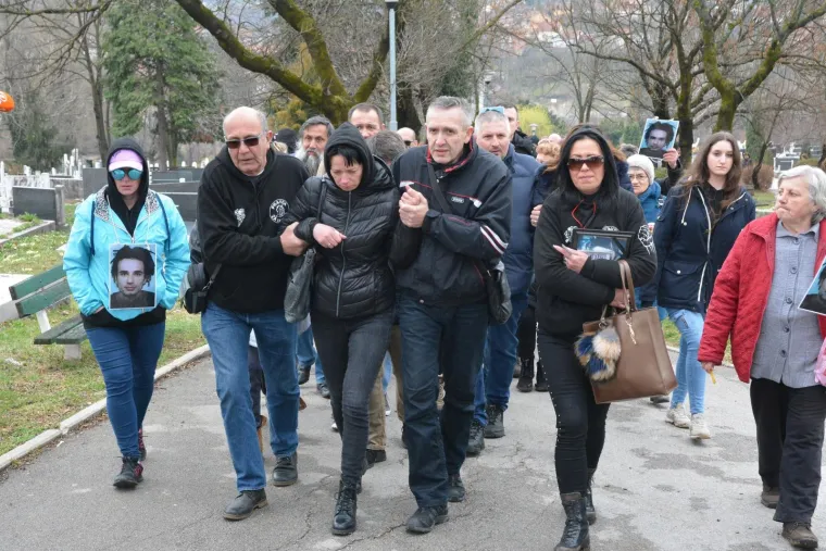 Ekshumirano tijelo Davida Dragičevića, majka jedva stajala na nogama: 'Ne znam kako ću ovo preživjeti'