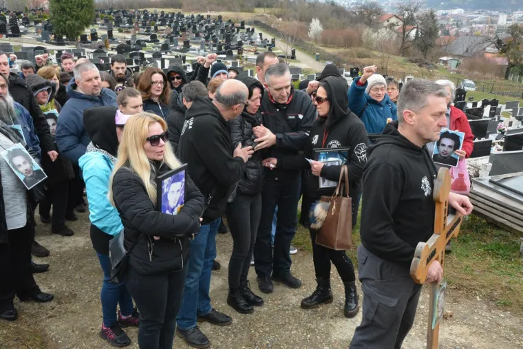 Ekshumirano tijelo Davida Dragičevića, majka jedva stajala na nogama: 'Ne znam kako ću ovo preživjeti'