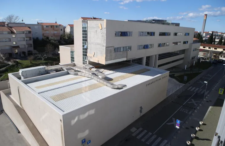 Jaka bura odnijela fasadu sa Zdravstvene &scaron;kole u Splitu. Opet!