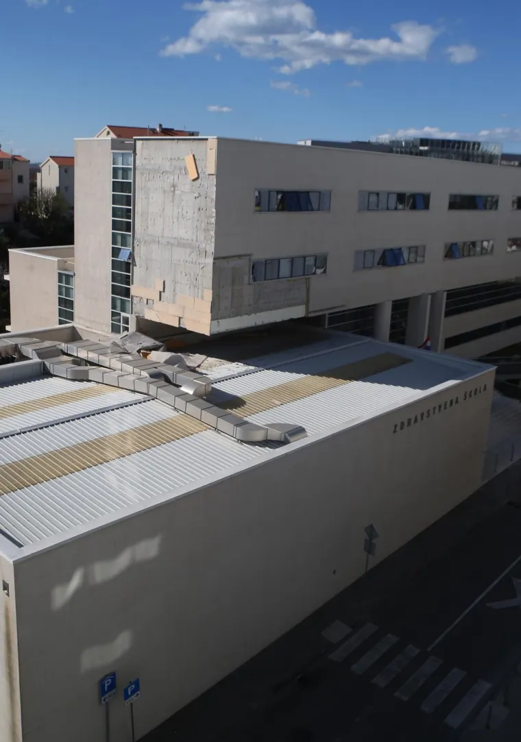 Jaka bura odnijela fasadu sa Zdravstvene &scaron;kole u Splitu. Opet!