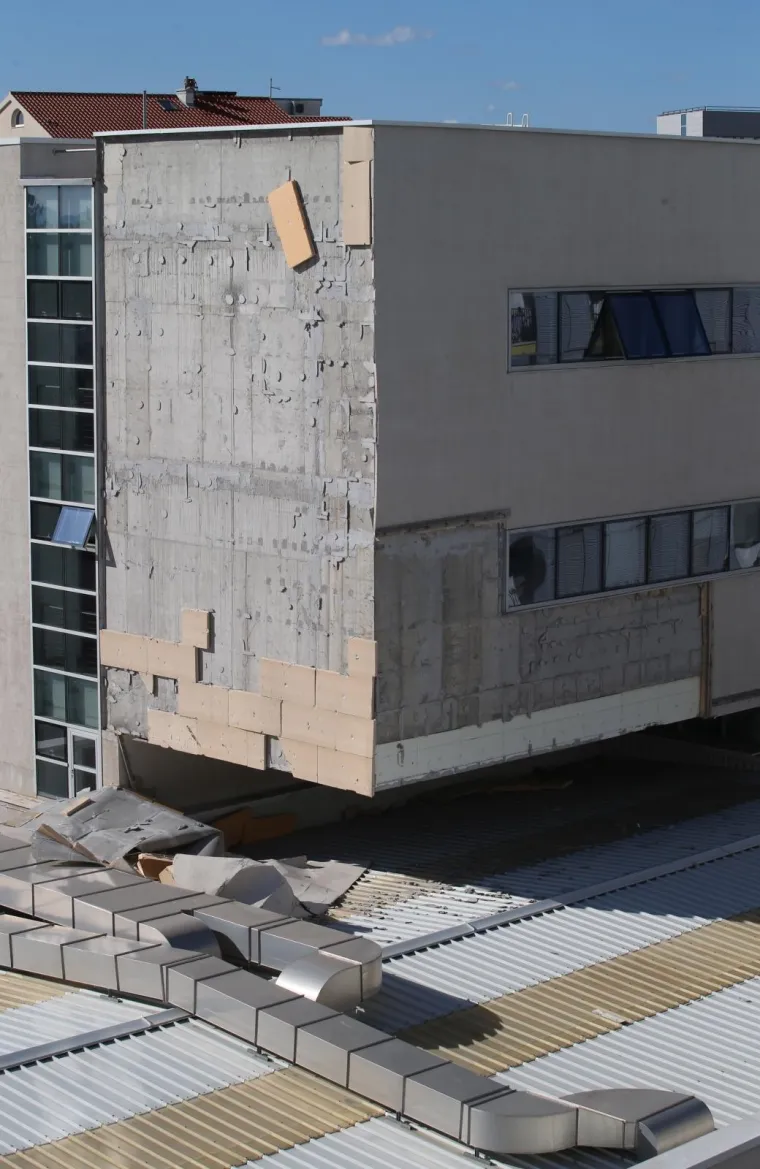 Jaka bura odnijela fasadu sa Zdravstvene &scaron;kole u Splitu. Opet!