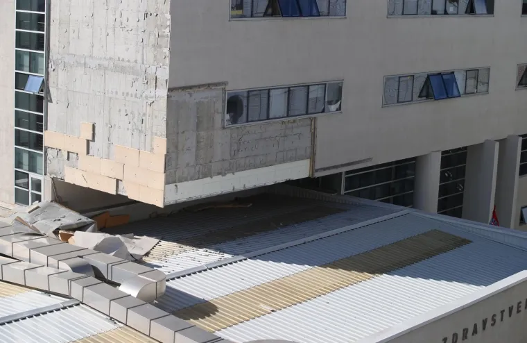 Jaka bura odnijela fasadu sa Zdravstvene &scaron;kole u Splitu. Opet!