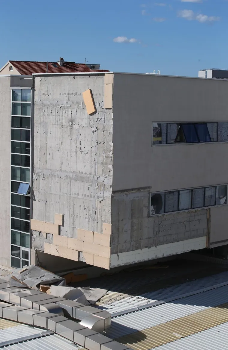 Jaka bura odnijela fasadu sa Zdravstvene &scaron;kole u Splitu. Opet!