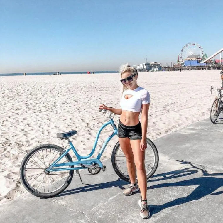 OPREZ, OPASNOST NA CESTI: Za bicikl im ne treba vozačka, a čini se i ni puno odjeće