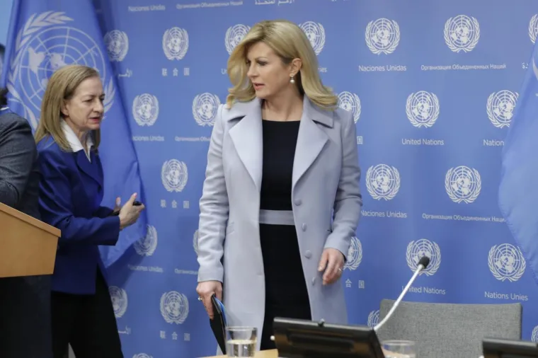 Predsjednica je za ovu prigodu odabrala usku tamno-plavu haljinu koja je istaknula njezinu figuru, a na nju stavila kaputić u baby plavoj - omiljenoj boji mnogih trendseterica.