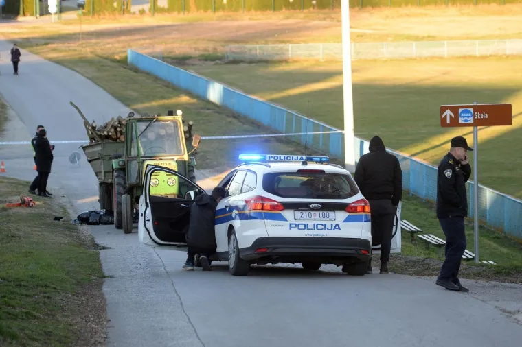 Poginuo pod kotačima traktorske prikolice