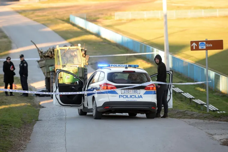 Poginuo pod kotačima traktorske prikolice