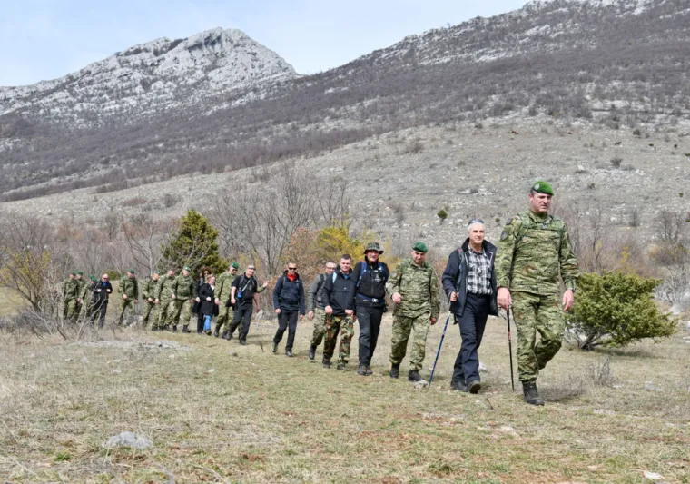Neizmjerno je volio Velebit: Njegovi suborci odali su mu počast hodnjom po njegovoj planini