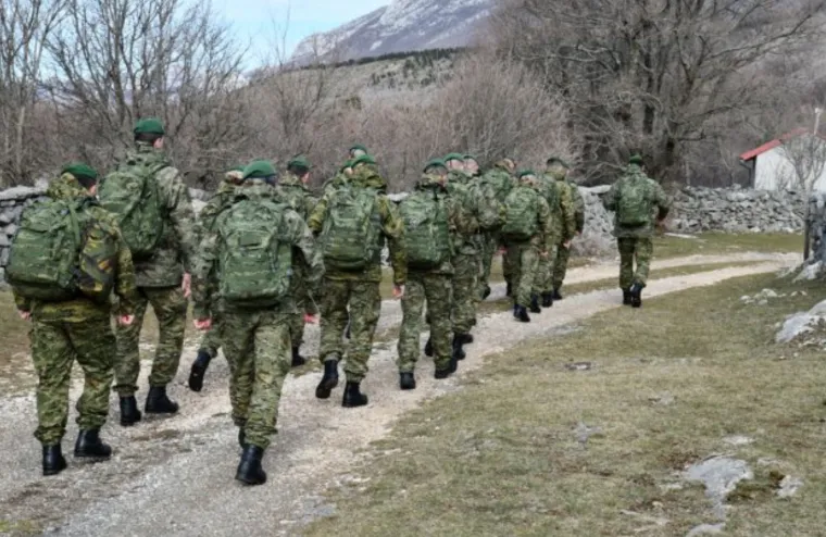 Neizmjerno je volio Velebit: Njegovi suborci odali su mu počast hodnjom po njegovoj planini