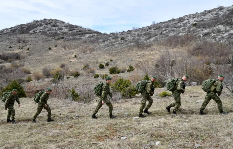 Neizmjerno je volio Velebit: Njegovi suborci odali su mu počast hodnjom po njegovoj planini
