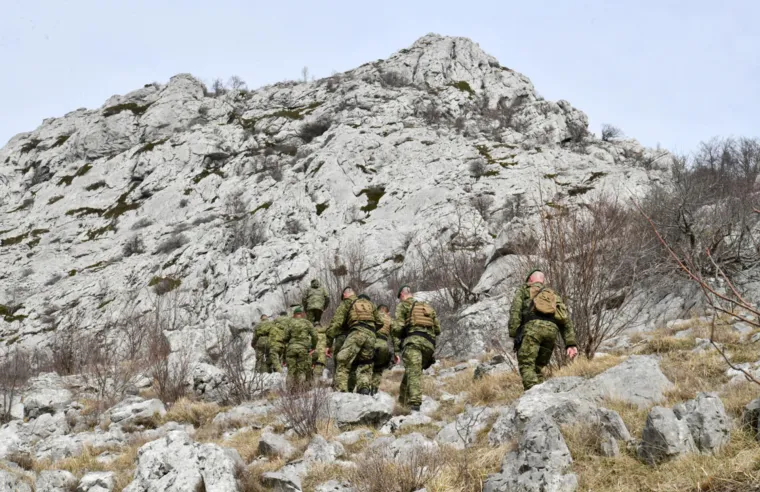 Neizmjerno je volio Velebit: Njegovi suborci odali su mu počast hodnjom po njegovoj planini