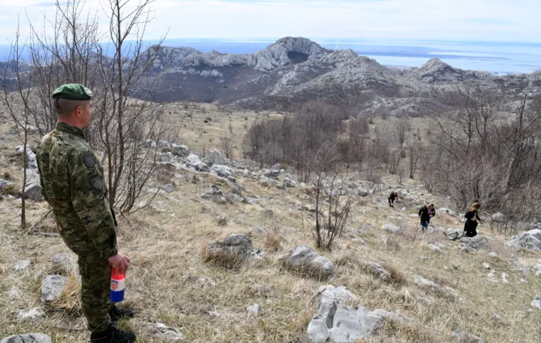 Neizmjerno je volio Velebit: Njegovi suborci odali su mu počast hodnjom po njegovoj planini