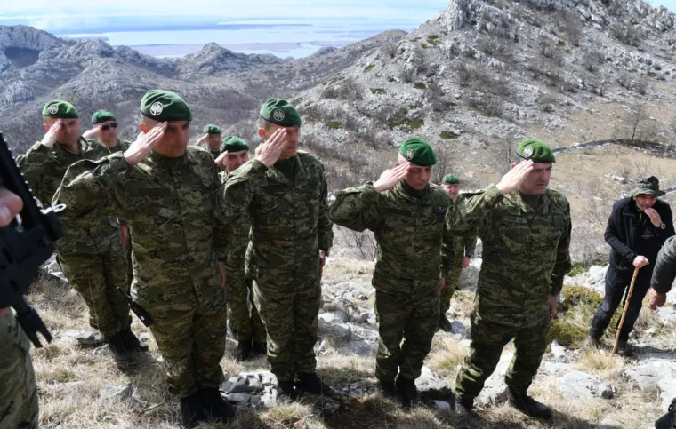 Neizmjerno je volio Velebit: Njegovi suborci odali su mu počast hodnjom po njegovoj planini