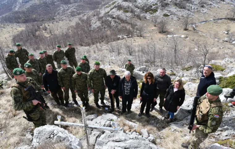 Neizmjerno je volio Velebit: Njegovi suborci odali su mu počast hodnjom po njegovoj planini