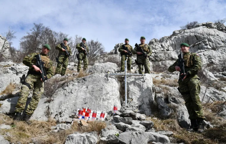Neizmjerno je volio Velebit: Njegovi suborci odali su mu počast hodnjom po njegovoj planini
