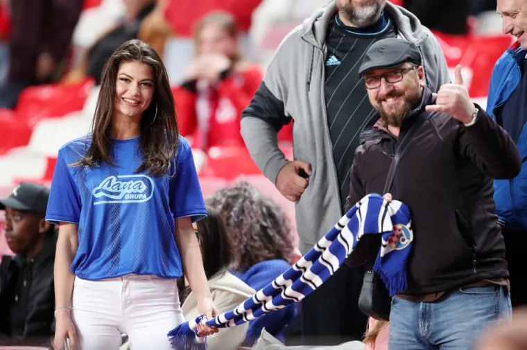 Oko 2000 navijača stiglo je podržati Dinamo u Lisabon, sve oči bile su uprte u jednu djevojku