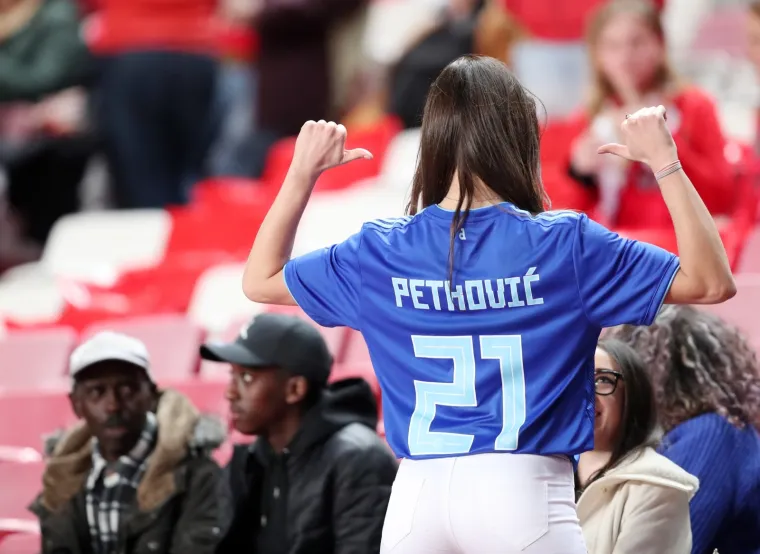 Oko 2000 navijača stiglo je podržati Dinamo u Lisabon, sve oči bile su uprte u jednu djevojku