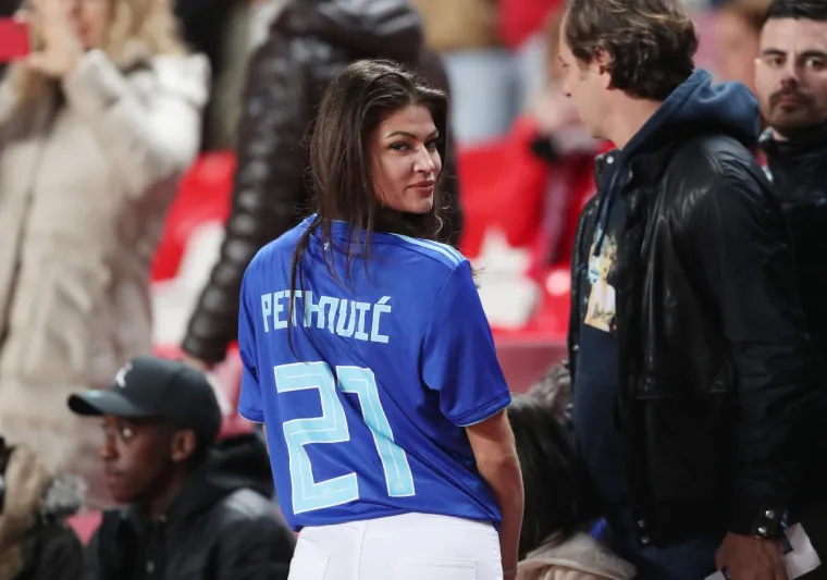 Oko 2000 navijača stiglo je podržati Dinamo u Lisabon, sve oči bile su uprte u jednu djevojku