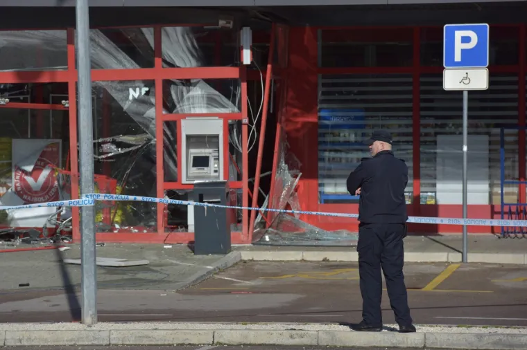 Dramatično jutro u Zadru: Eksplodirao bankomat na trgovačkom centru