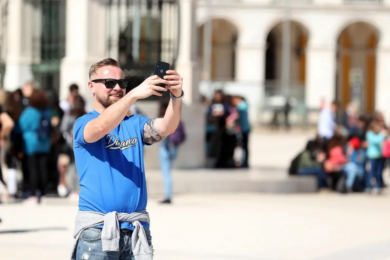 Dinamovi navijači okupirali centar Lisabona, motre ih jake policijske snage