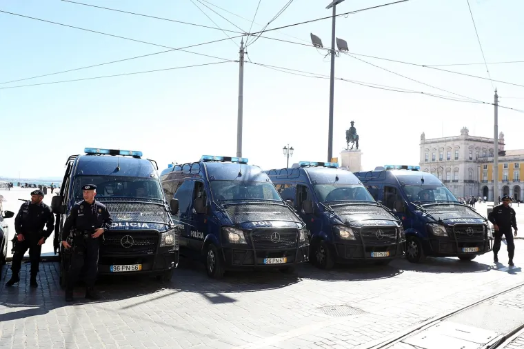 Dinamovi navijači okupirali centar Lisabona, motre ih jake policijske snage