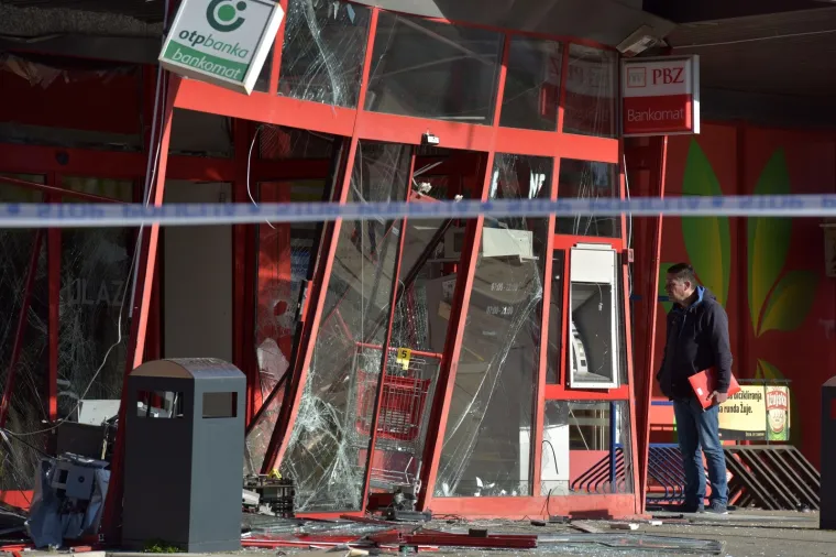 Eksplozivna naprava postavljena je na bankomat u sklopu Plodina.