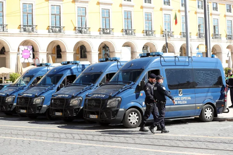 Grad se budi, a i policija je spremna. Bliži se utakmica godine za Dinamo, atmosfera je zahuhtava. U gradu je oko 1000 Bad Blue Boysa. Dobili smo informaciju kako su u Lisabonu prisutni i torcida&scaron;i, njih oko stotinjak.