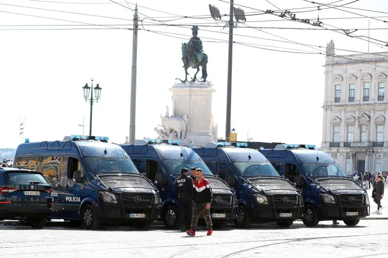 I eto posla za policiju. Okupirali su sve veće trgove, paze da ne dođe do neželjenih scena.