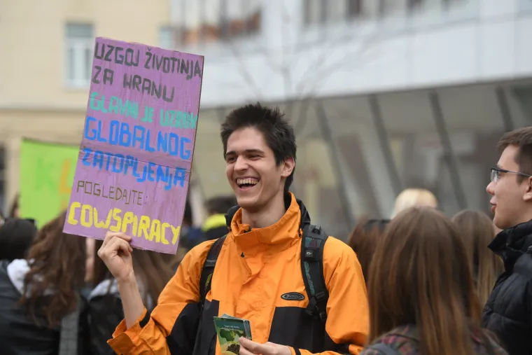 Učenici u Zagrebu prosvjeduju za klimu: Na Europskom trgu se okupilo njih nekoliko stotina