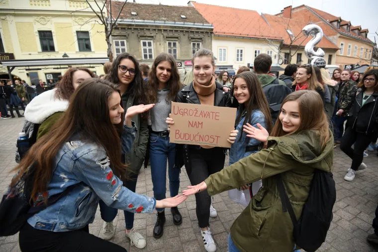 Učenici u Zagrebu prosvjeduju za klimu: Na Europskom trgu se okupilo njih nekoliko stotina