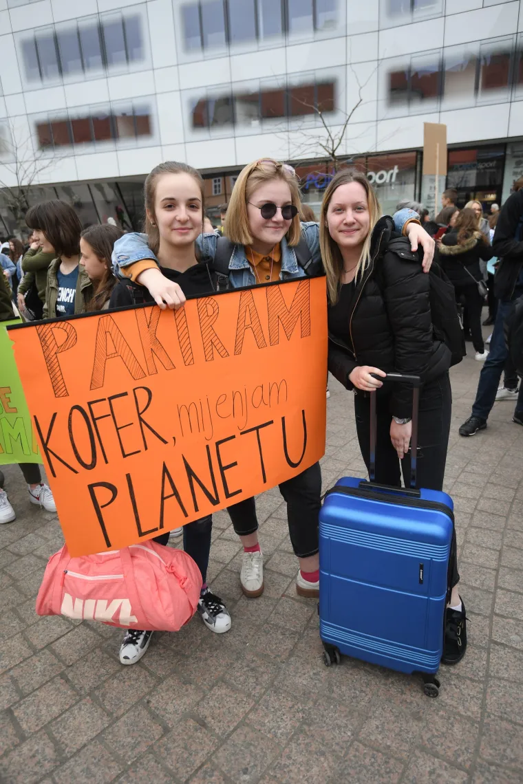Učenici u Zagrebu prosvjeduju za klimu: Na Europskom trgu se okupilo njih nekoliko stotina