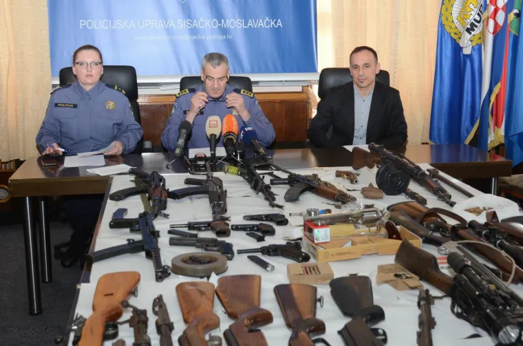 Zapljena velike količine oružja