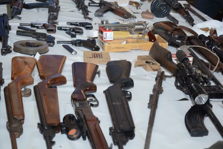 Zapljena velike količine oružja