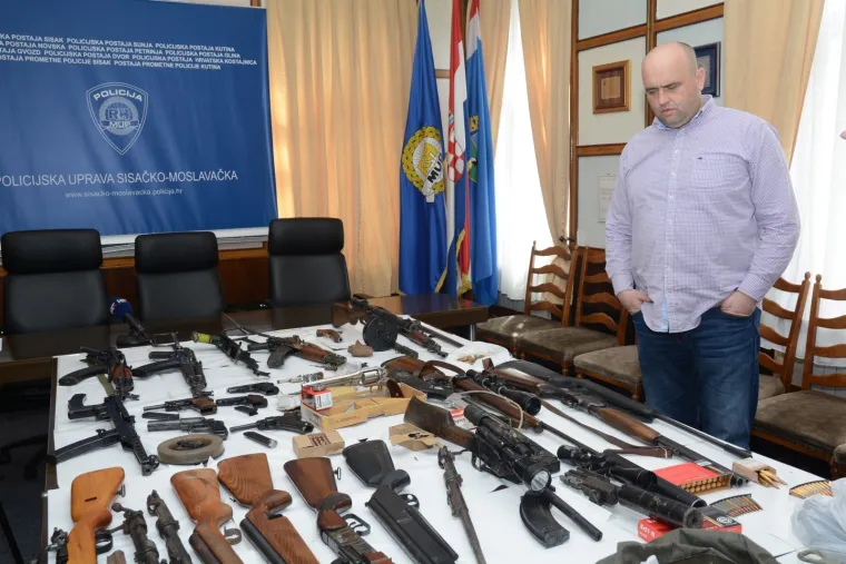 Zapljena velike količine oružja