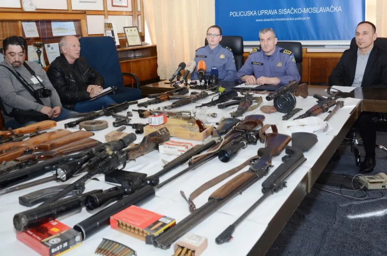 Zapljena velike količine oružja