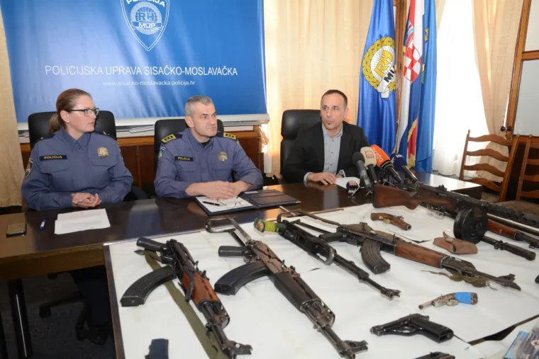 Zapljena velike količine oružja