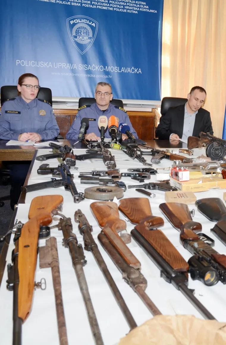 Zapljena velike količine oružja