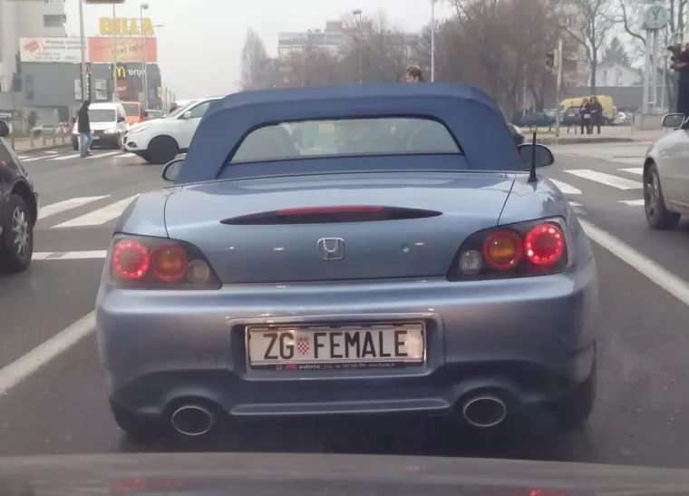 Ovi su si vozači stvarno dali truda: 20 najma&scaron;tovitijih registarskih tablica u regiji