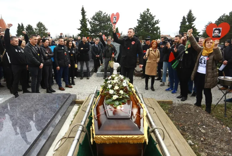U BEČKOM NOVOM MJESTU POKOPAN DAVID: 'Nadam se da će moje dijete ovdje konačno naći spokoj'
