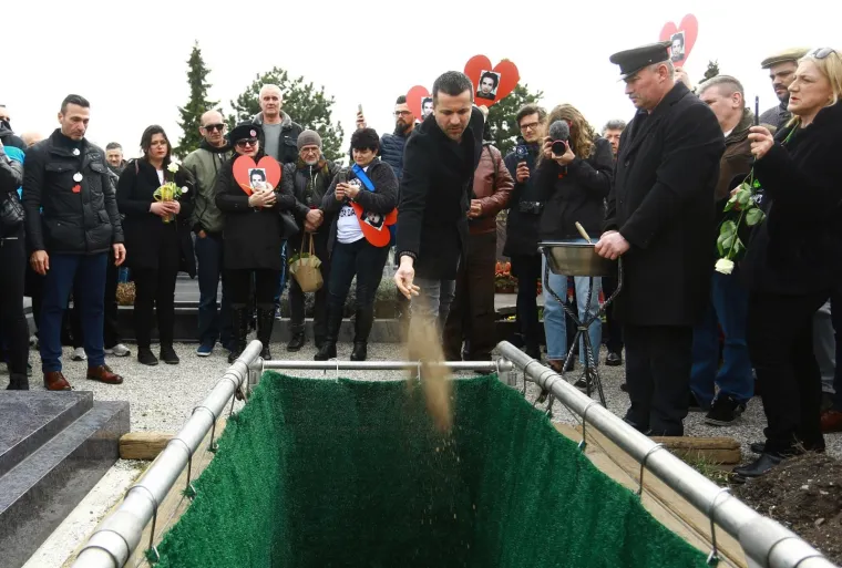 U BEČKOM NOVOM MJESTU POKOPAN DAVID: 'Nadam se da će moje dijete ovdje konačno naći spokoj'