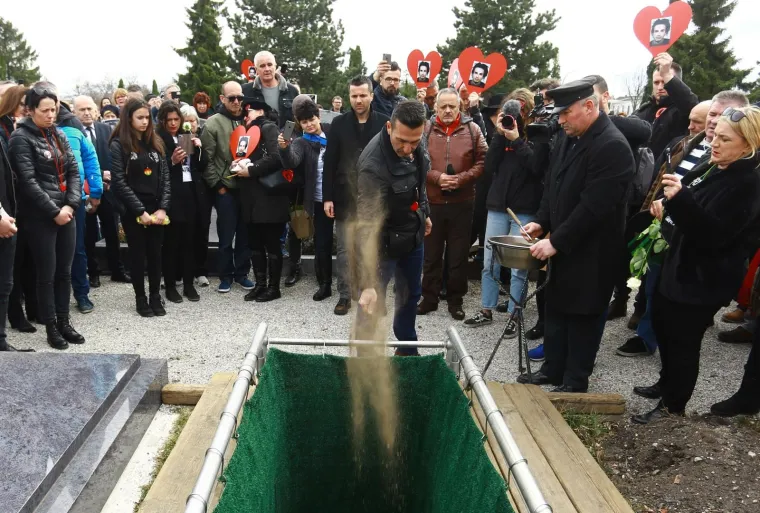 U BEČKOM NOVOM MJESTU POKOPAN DAVID: 'Nadam se da će moje dijete ovdje konačno naći spokoj'