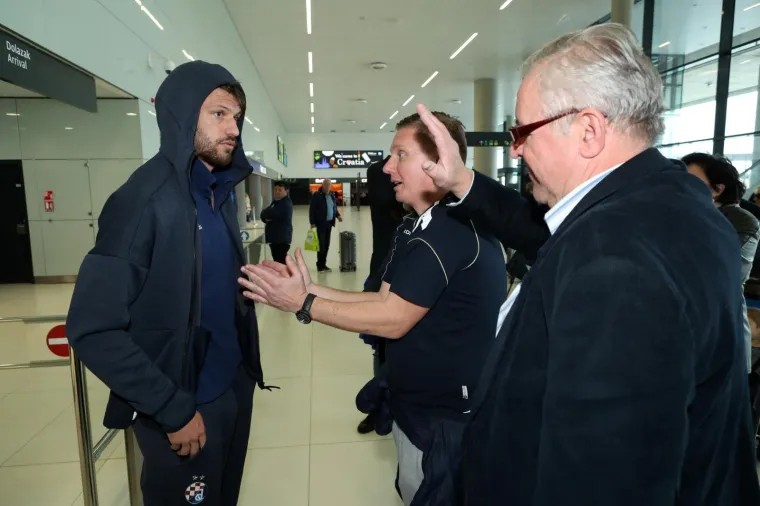 Mno&scaron;tvo novinara dočekalo je izabranike Nenada Bjelice.