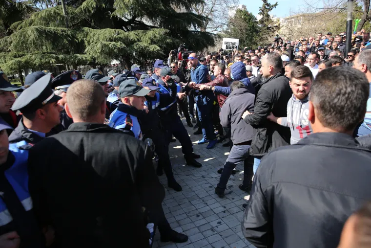 Kaos u Tirani! Prosvjednici poku&scaron;ali provaliti u zgradu parlamenta, policija ih rastjerala suzavcem