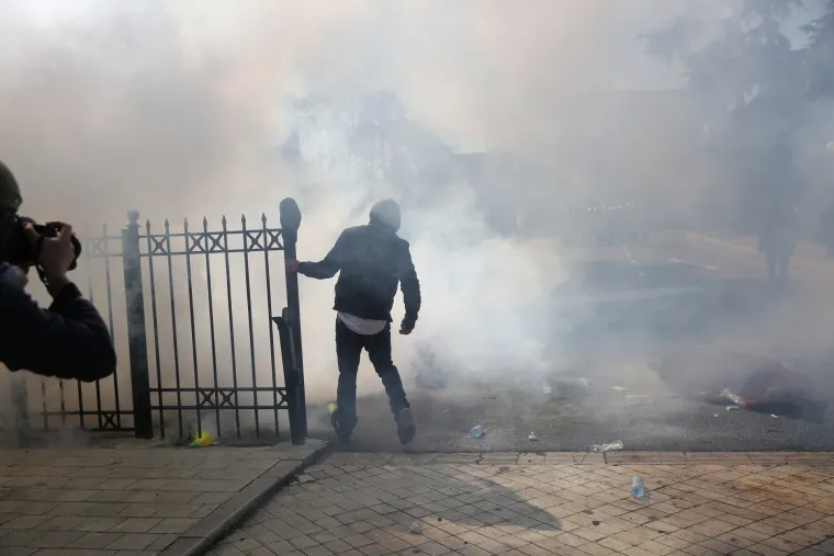 Kaos u Tirani! Prosvjednici poku&scaron;ali provaliti u zgradu parlamenta, policija ih rastjerala suzavcem