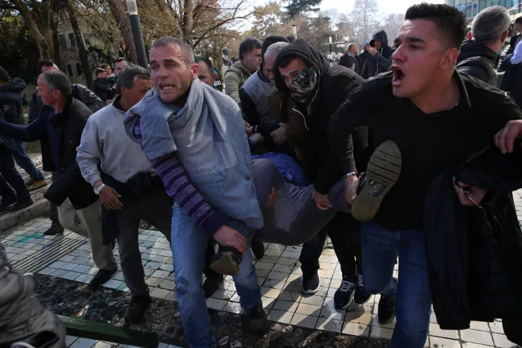 Kaos u Tirani! Prosvjednici poku&scaron;ali provaliti u zgradu parlamenta, policija ih rastjerala suzavcem