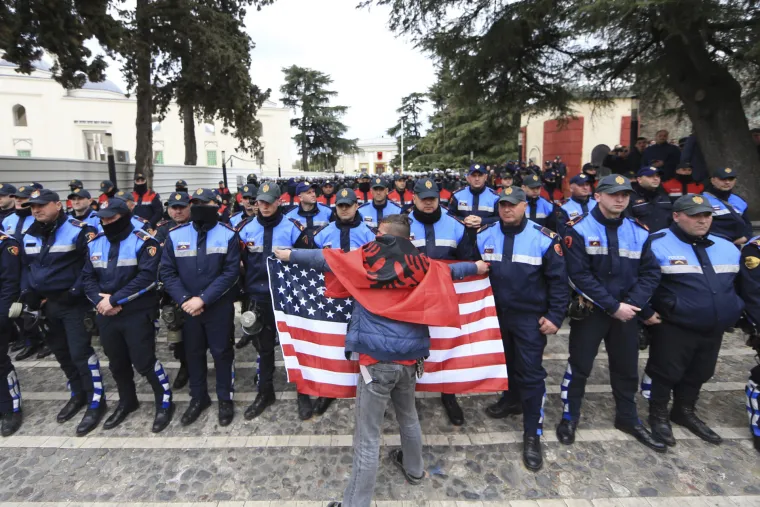 Kaos u Tirani! Prosvjednici poku&scaron;ali provaliti u zgradu parlamenta, policija ih rastjerala suzavcem