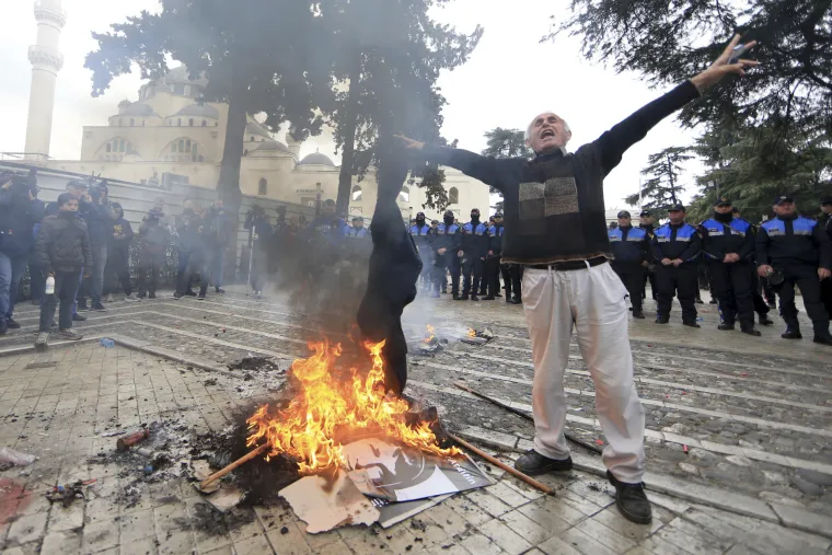 Kaos u Tirani! Prosvjednici poku&scaron;ali provaliti u zgradu parlamenta, policija ih rastjerala suzavcem