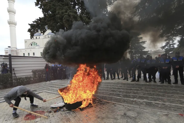 Kaos u Tirani! Prosvjednici poku&scaron;ali provaliti u zgradu parlamenta, policija ih rastjerala suzavcem
